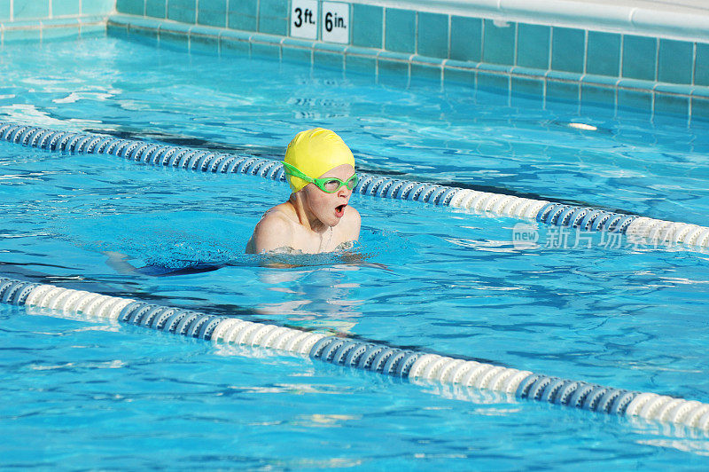 游泳比赛中年轻男子蛙泳运动员