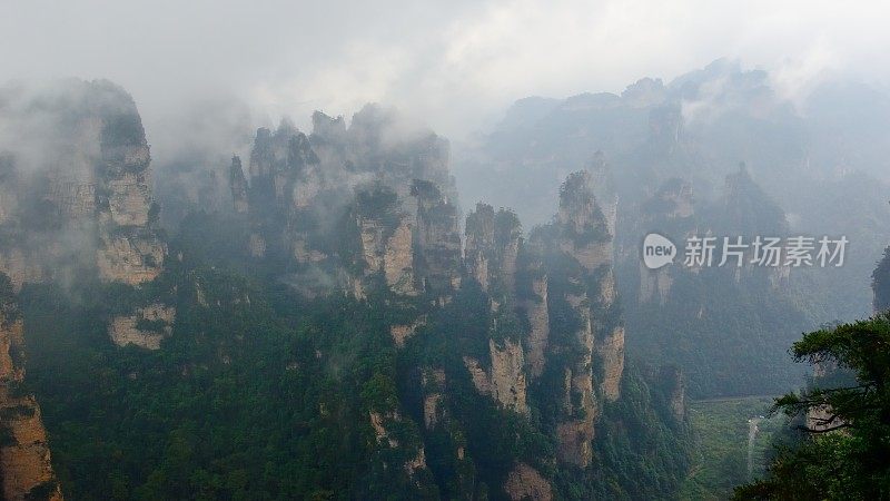 雨中的奇峰