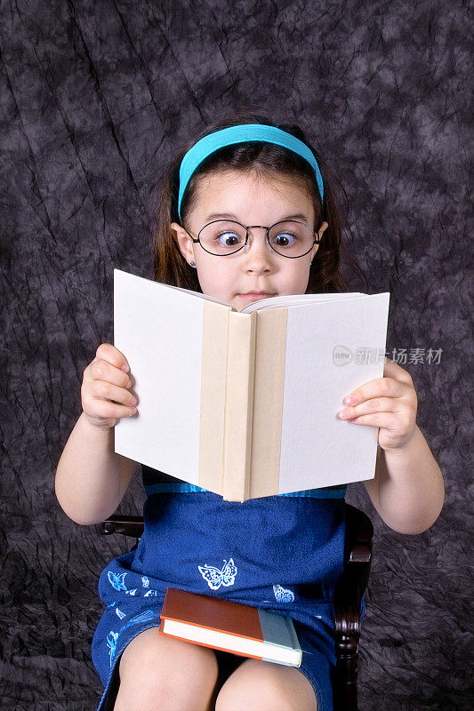 惊讶的小女孩阅读的书
