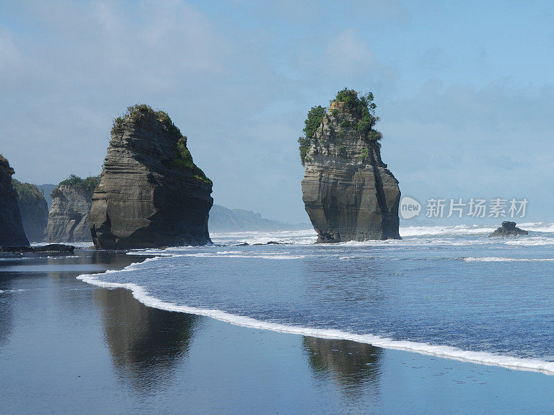 新西兰Taranaki海岸的三姐妹岩层