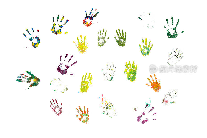 男孩在他的手上展示彩色的颜料