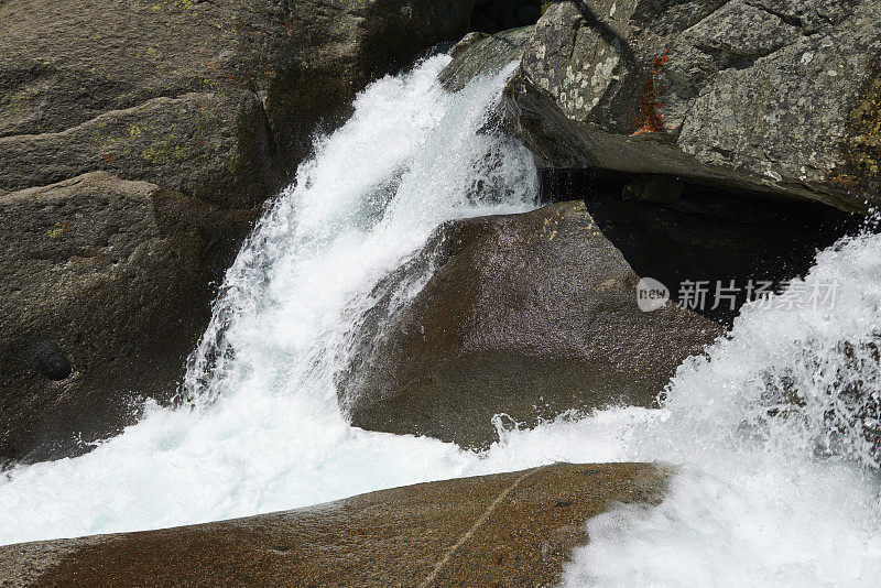 高山洪流