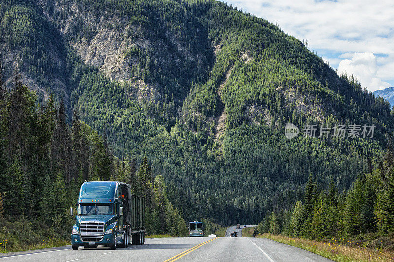 加拿大不列颠哥伦比亚省高速公路上行驶的半卡车