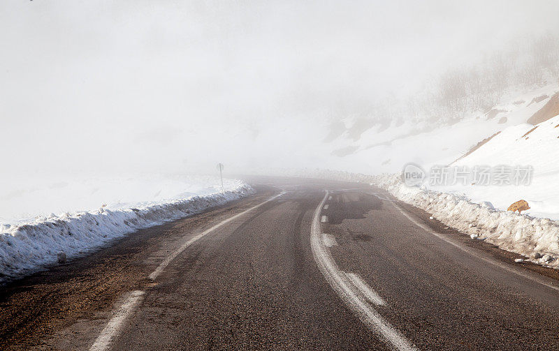 冬天有雾的路
