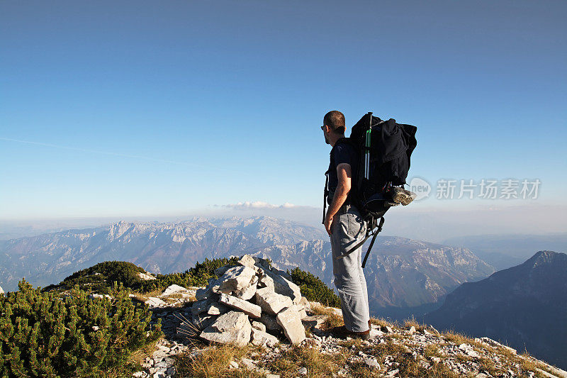 山顶上的徒步旅行者