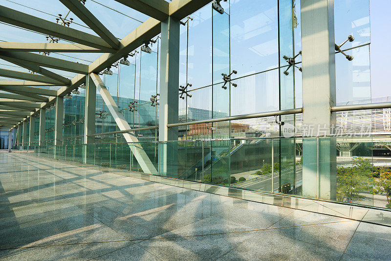办公中心的玻璃走廊