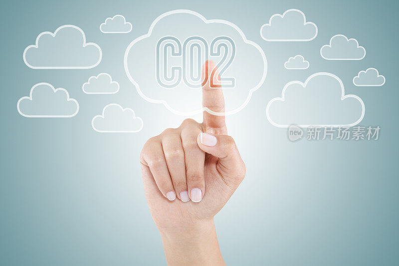 一个女人的手指在按一个云状的二氧化碳数字按钮。
