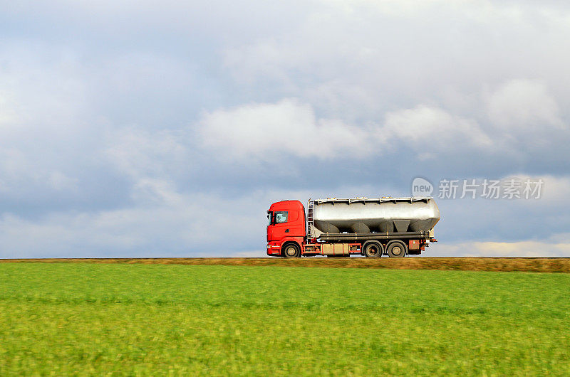 油罐车在田野里的乡间小路上行驶