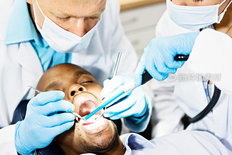 特写为牙医和牙科护士工作的病人的牙齿