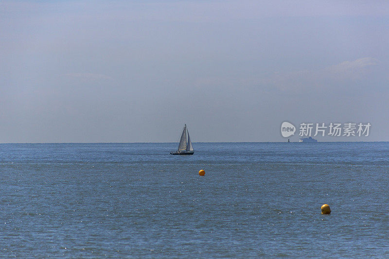 在法国加来附近的诺曼底海岸航行的一艘帆船