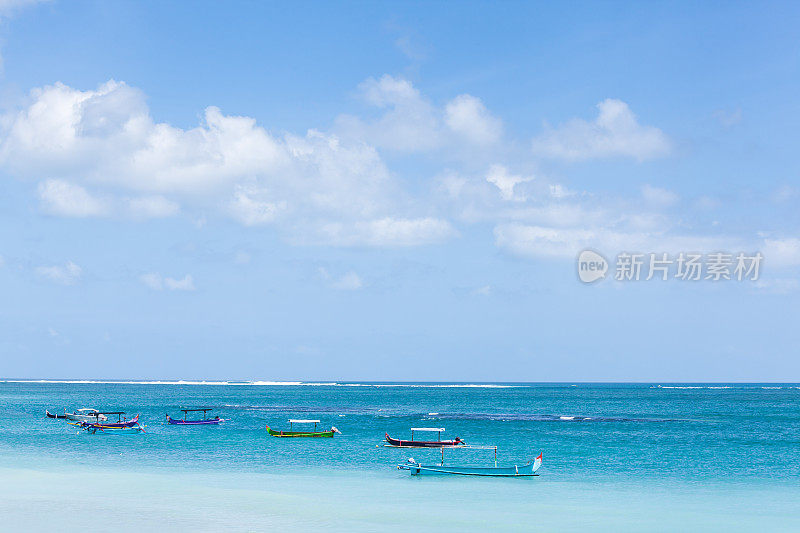 漂浮在海上的小船