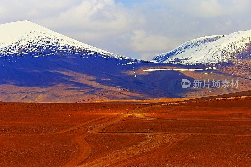 令人印象深刻的玻利维亚安第斯高原贫瘠的草原和田园诗般的阿塔卡马沙漠，火山景观全景-波托西地区，玻利维亚安第斯，智利，Bolívia和阿根廷边境