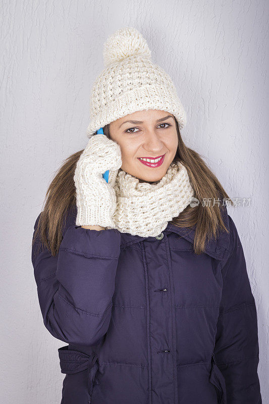 微笑的女人在针织冬季服装说话移动