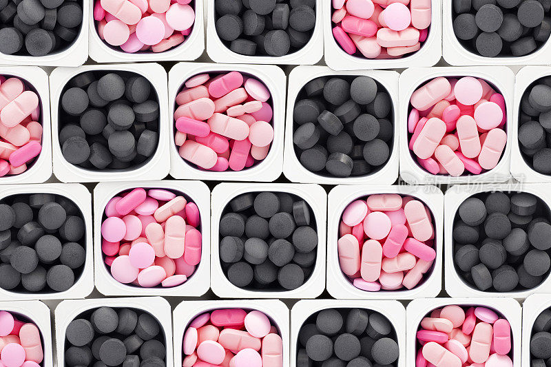 粉色和黑色药丸