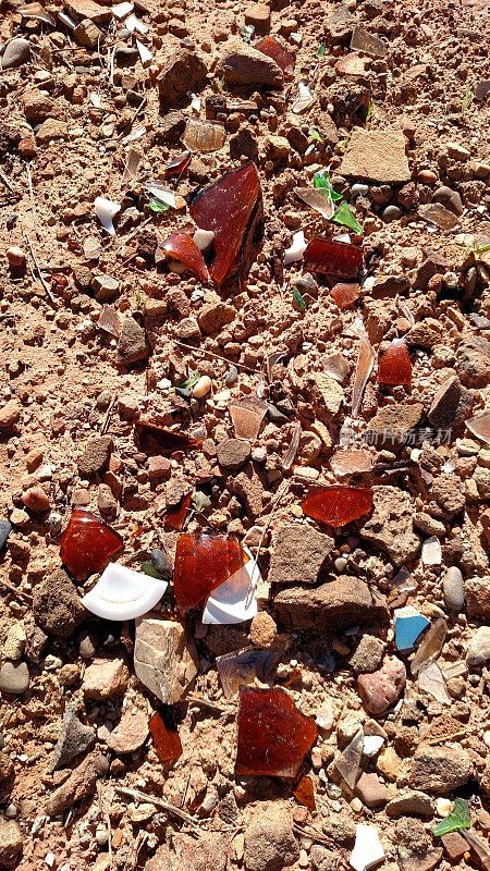 犹他州罗克维尔附近裸露土壤的特写，显示陶器玻璃碎片和其他印第安人和早期拓荒者在犹他州锡安国家公园附近的遗骸
