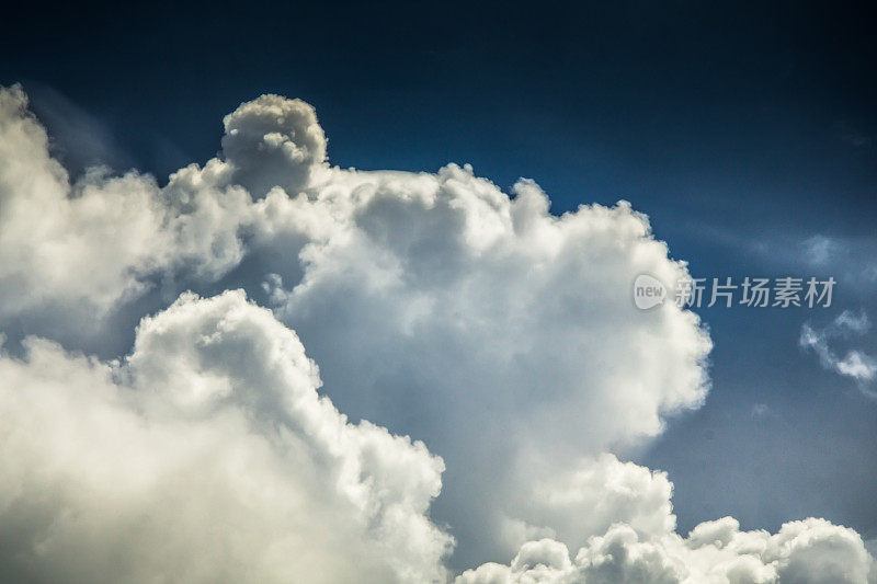 云类型学:在夏季季风雷暴期间的阴沉天空积云。