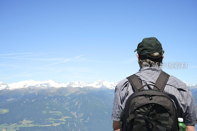 在白云石山徒步旅行的人