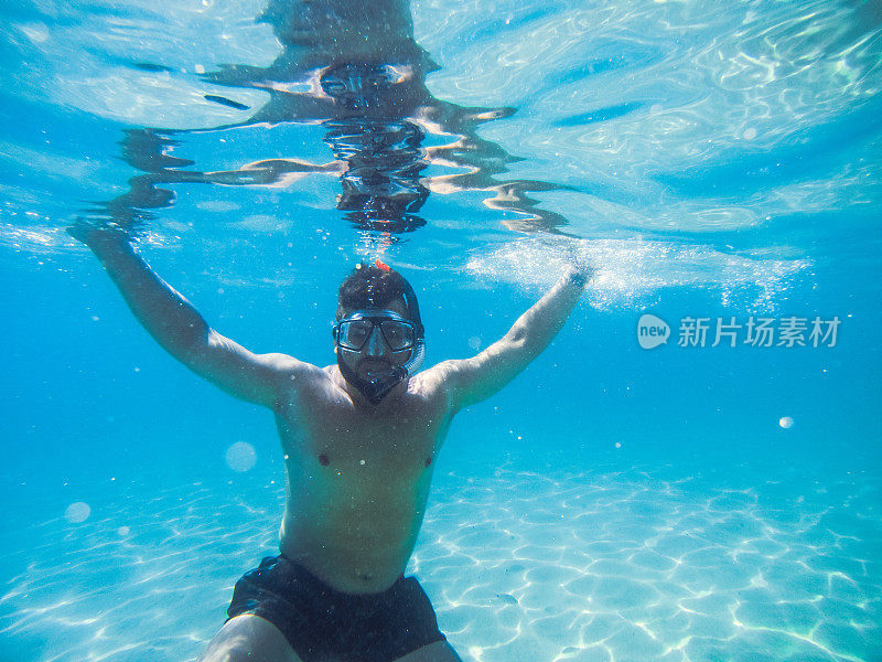 水下潜水冒险青年浮潜半青绿色海水泻湖