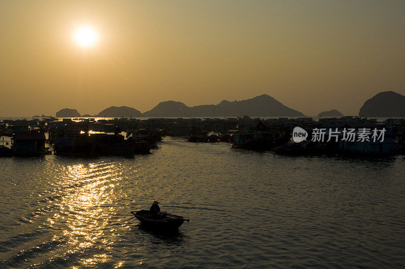 越南下龙湾吉巴港的漂浮村庄