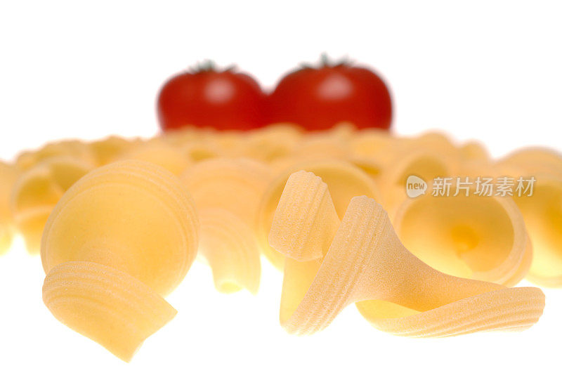 意大利面和西红柿，孤立在白色