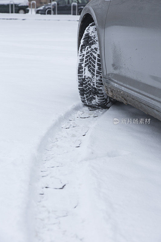 冬季轮胎，在雪地上有履带