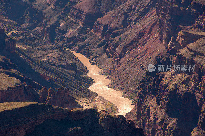 科罗拉多大峡谷泥泞的河水