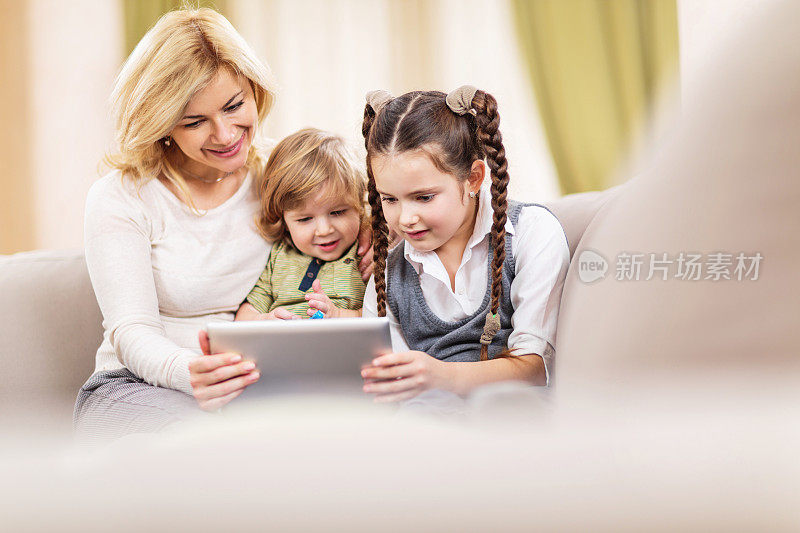 家庭使用数码平板电脑。