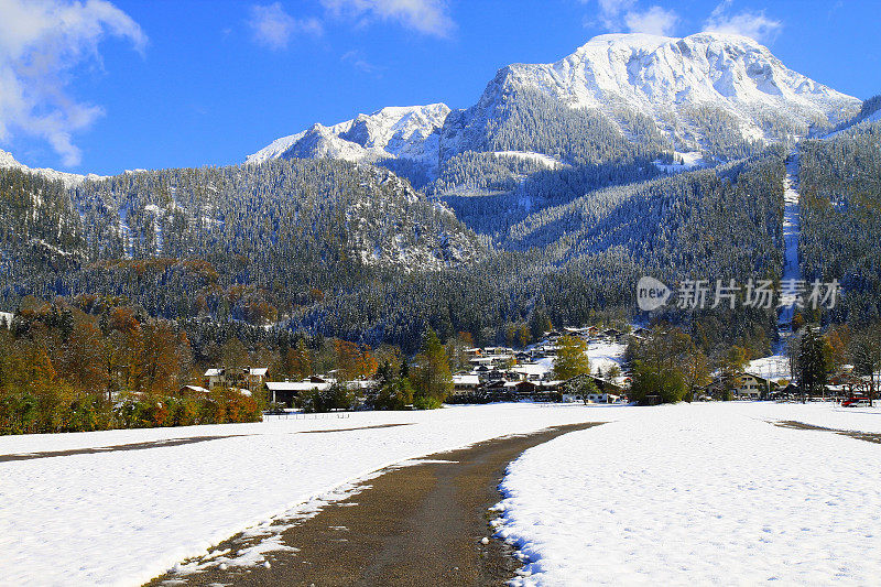 山路通过到瓦克森斯坦巴伐利亚阿尔卑斯山的阿尔卑斯村，田园诗般的松树林地下的雪景，雄伟的阿尔卑斯山山谷，戏剧性的巴伐利亚德国雪山全景，贝希特斯加登阿尔卑斯山，德国
