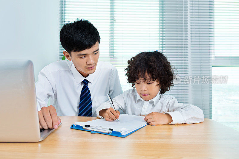 父亲和儿子一起做作业