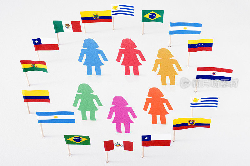 拉丁美洲旗帜圈里的有色人种妇女