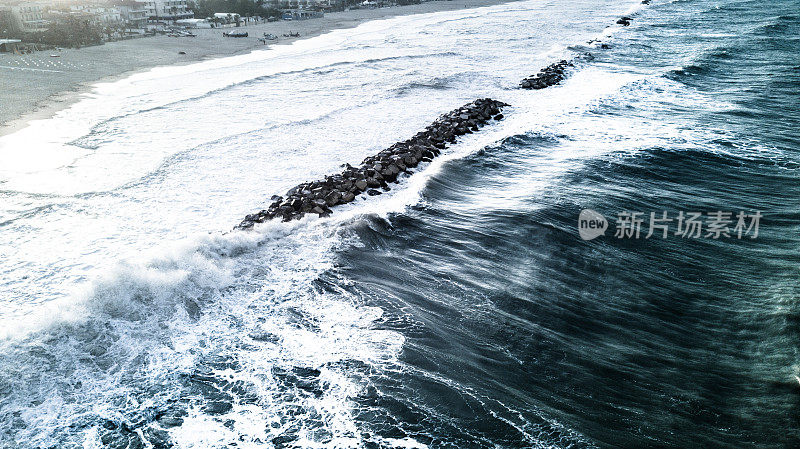 暴风雨天气下的海浪