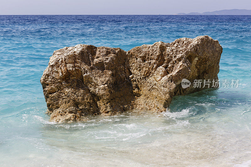 希腊爱奥尼亚群岛伊萨卡岛清澈的绿松石水中的岩层