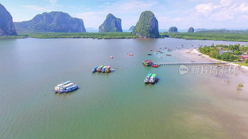 美丽的日落在热带海洋与长尾船在泰国南部