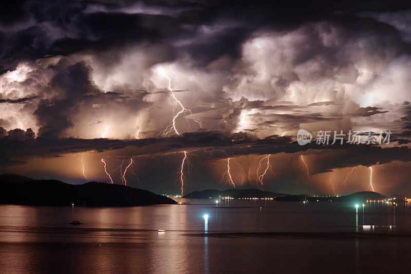 戏剧化的暴风雨天空和闪电在芽川湾，越南