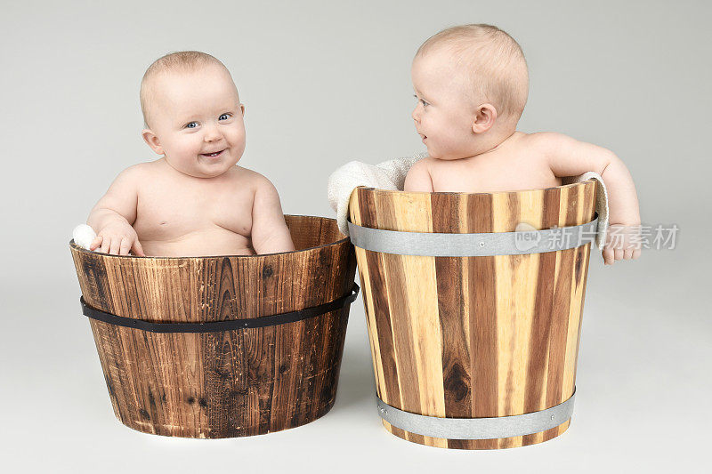 坐在桶里的同卵双胞胎