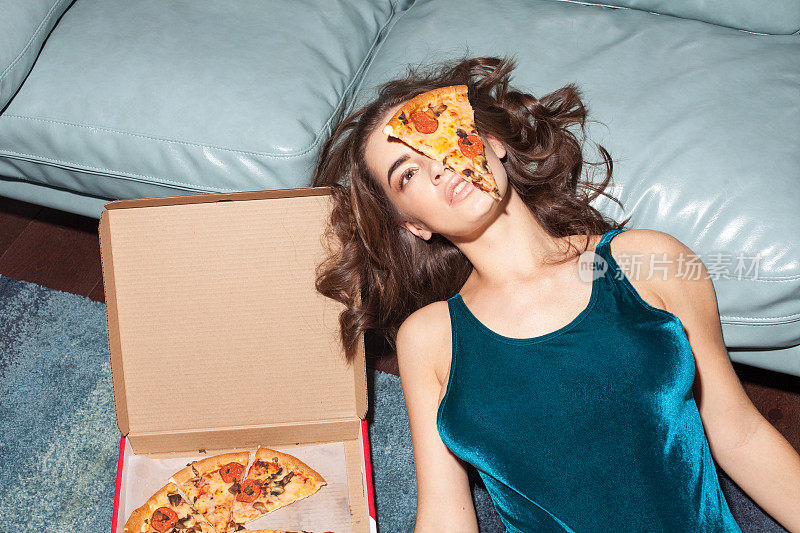 迷人的性感女模特披萨