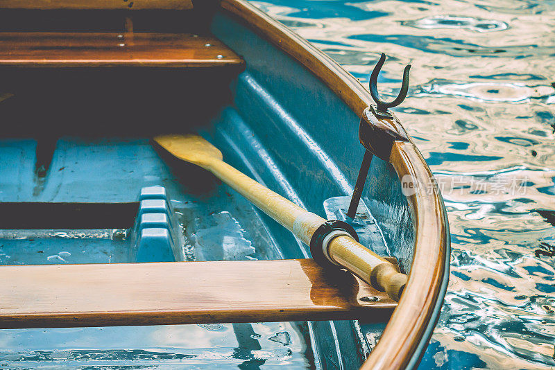 一个木制的游船在一个湖的码头的特写