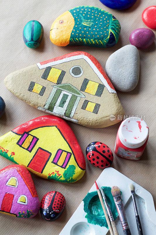 一组自制的彩绘石头作为房屋和动物