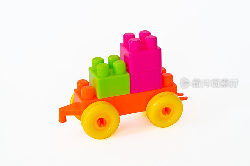 塑料积木孤立，玩具车