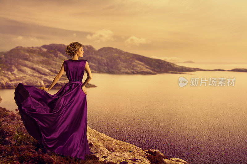 女人在优雅的服装在山区海岸，时尚模特在流动长袍，看了
