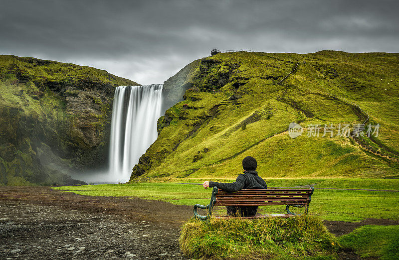冰岛南部斯科加佛斯瀑布的徒步旅行者