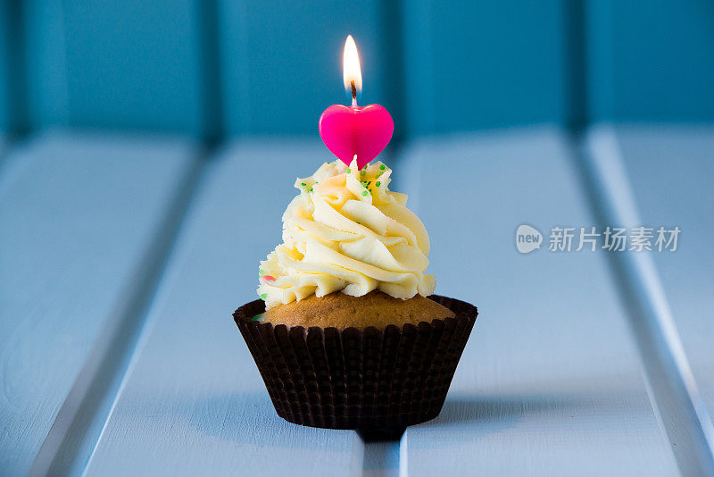 一周岁生日的心形蜡烛纸杯蛋糕