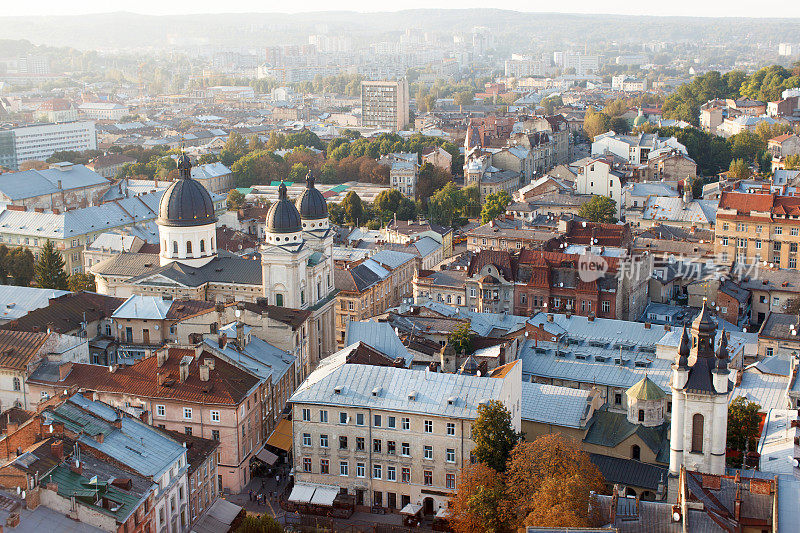 从旧城利沃夫的屋顶俯瞰，美丽的夕阳，欧洲建筑