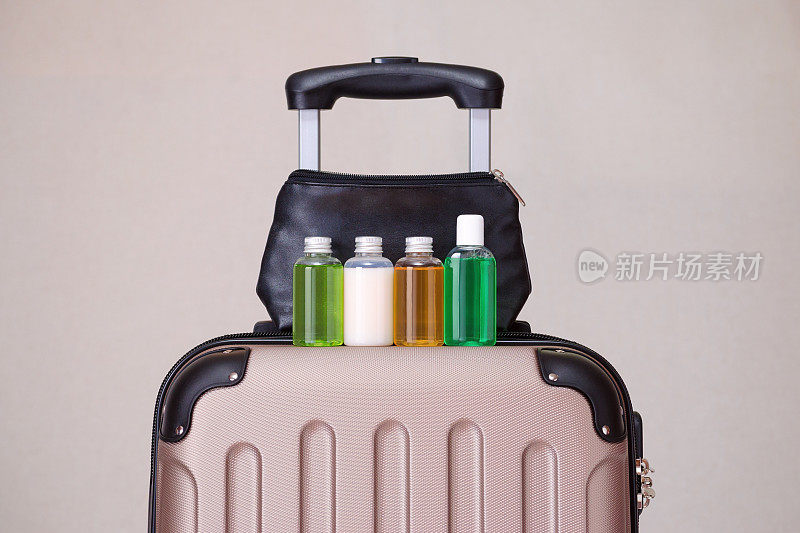 旅行洗漱用品，小塑料瓶的卫生用品在行李箱上
