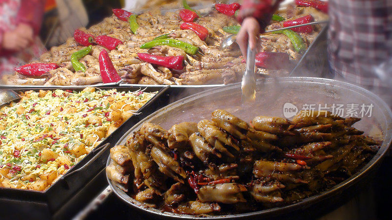 煮熟的肉和蔬菜展示在西安当地市场位于中国