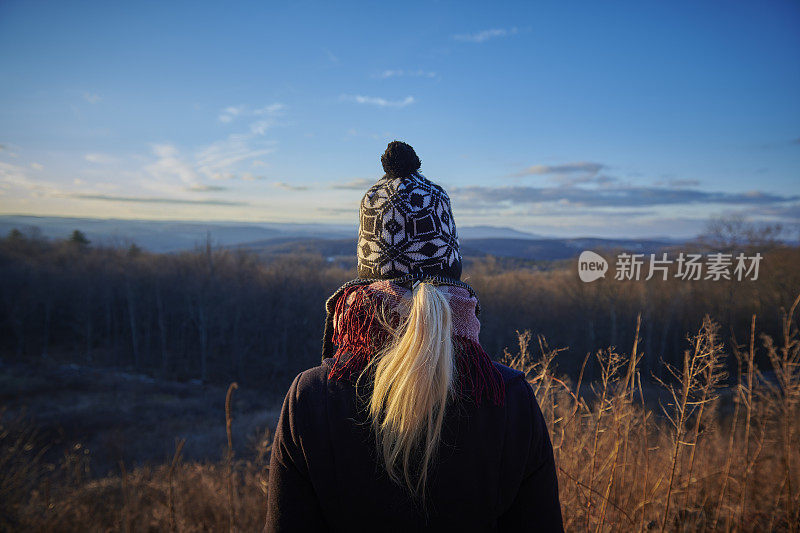 女人看风景与山