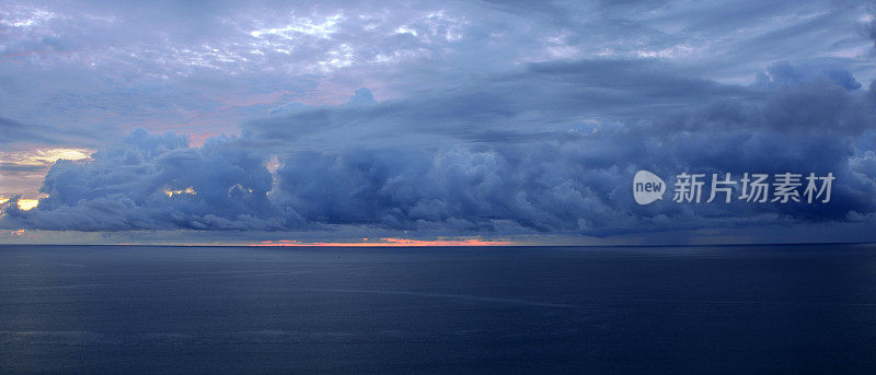 日出时大西洋上空的雷雨
