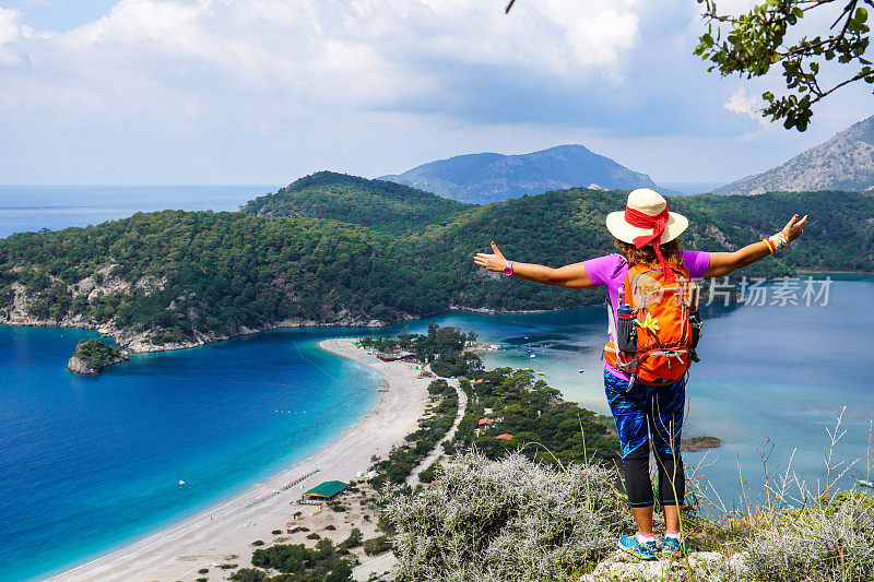 走在Oludeniz。