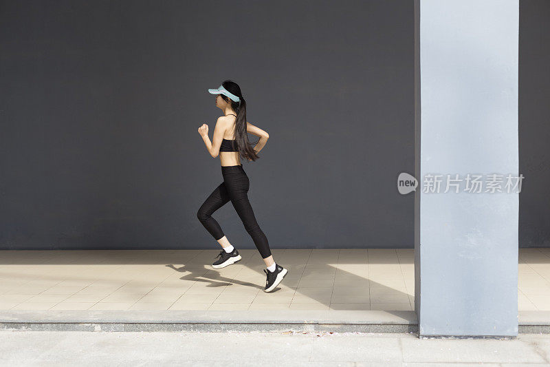 女人在城市里奔跑