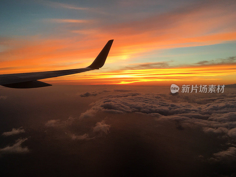 从飞机上看，太平洋上的夕阳